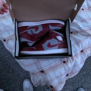 Jordan 1 maroon nd grey